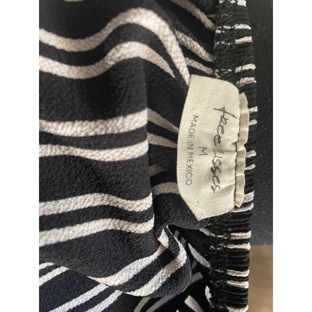 Free kisses medium black and white striped off shoulder - Picture 4 of 4